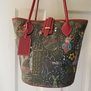 New York/Macy's print bucket handbag